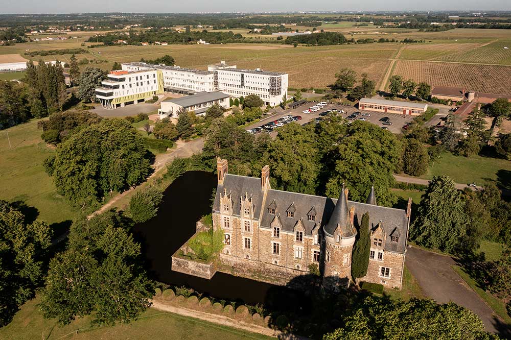 Vue aérienne du château et du lycée Briacé